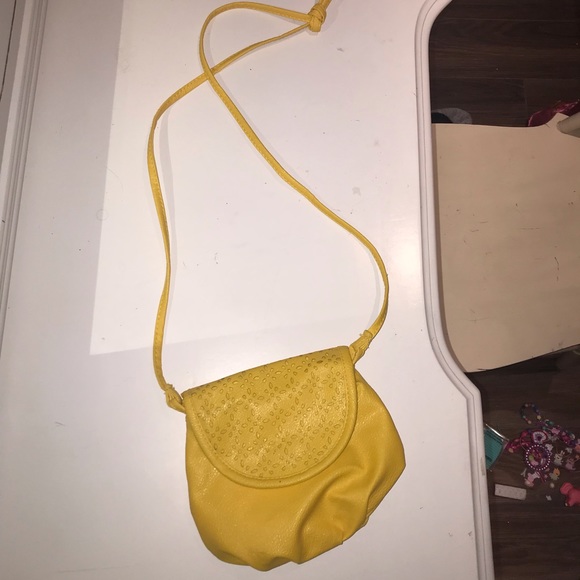 ADORABLE Yellow little crossbody bag with cute Floral Pattern 🥰 - Picture 3 of 9